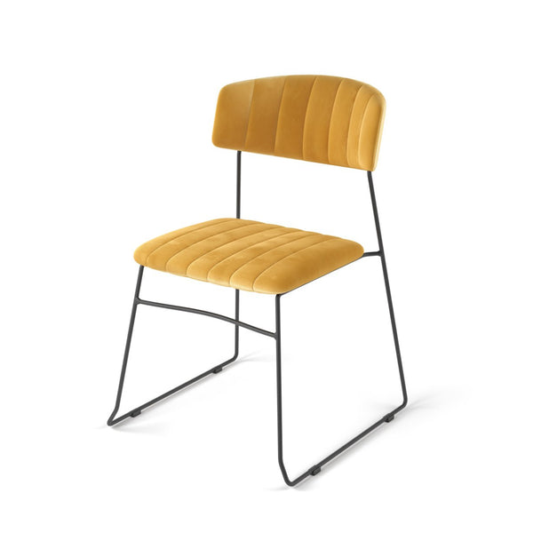 Deze velours stoel met zwart stalen frame is stapelbaar en heeft een brandvertragende zitting. Kleur: geel