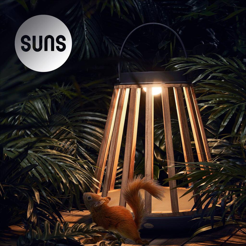 Elegante buitenlamp SUNS Kate, op zonne-energie en gemaakt van aluminium en teak. Sfeerfoto
