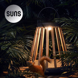 Elegante buitenlamp SUNS Kate, op zonne-energie en gemaakt van aluminium en teak. Sfeerfoto