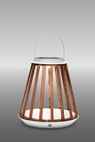 Elegante buitenlamp SUNS Kate, op zonne-energie en gemaakt van aluminium en teak. Wit
