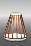 Elegante buitenlamp SUNS Kate, op zonne-energie en gemaakt van aluminium en teak. Wit