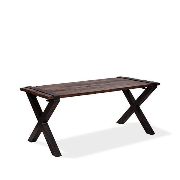 Eettafel hardhout met een stalen frame met een X-profiel.