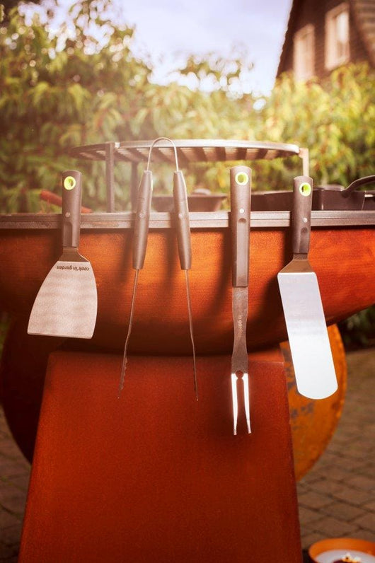 Design vuurschaal, grill en BBQ WhiteFire met BBQ gereedschap